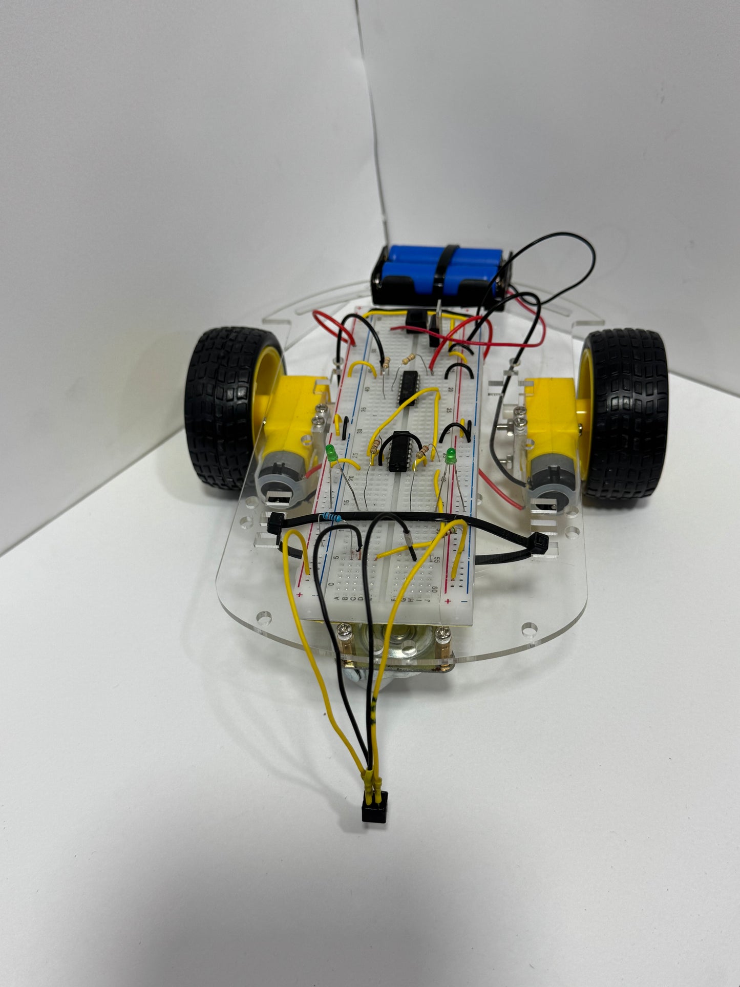 Carro seguidor de línea con CNY70 – Lógica CD4093 y driver ULN2003 – Sin microcontrolador