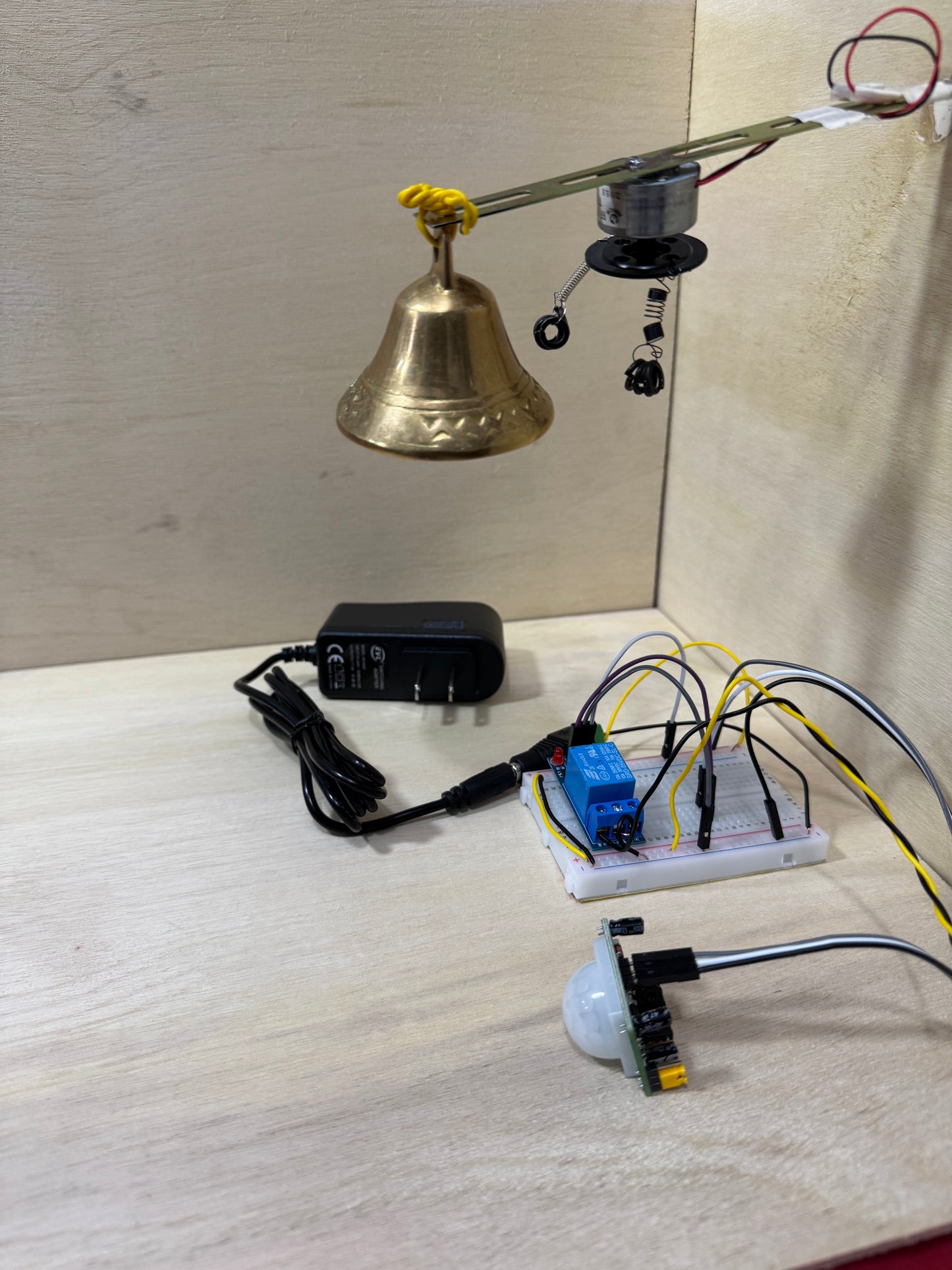 Alarma con sensor PIR y campana – Proyecto escolar aplicable en la vida real